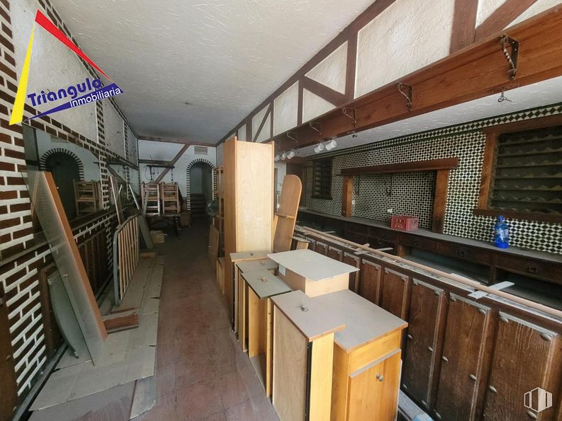 Retail for rent at Avenida del Obispo Quesada, Segovia, 40006 with cabinetry, wood, floor, flooring, real estate, hardwood, building, ceiling, shelving and house around