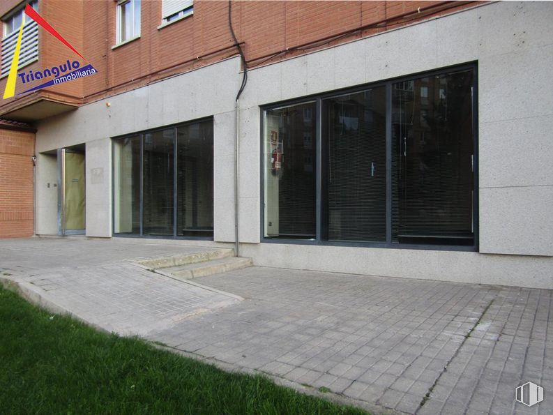 Retail for rent at Barrio de El Carmen, Segovia, 40004 with window, property, road surface, fixture, door, building, asphalt, sidewalk, composite material and residential area around