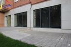 Local en alquiler en Barrio de El Carmen, Segovia, 40004 con ventana, propiedad, superficie de carretera, accesorio, puerta, edificio, asfalto, acera, material compuesto y área residencial alrededor