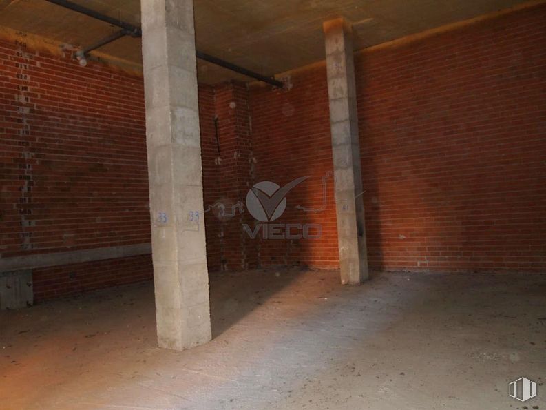 Retail for rent at Calle José Ortega y Gasset, Cuenca, 16004 with building, wood, brickwork, brick, floor, flooring, wall, house, art and tints and shades around