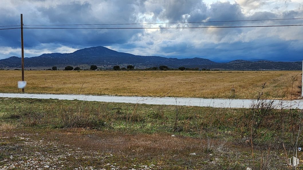 Land for sale at Polígono 36 Parcela 76, Escalona, Toledo, 45910 with cloud, sky, mountain, natural landscape, highland, grass, overhead power line, plain, grassland and cumulus around