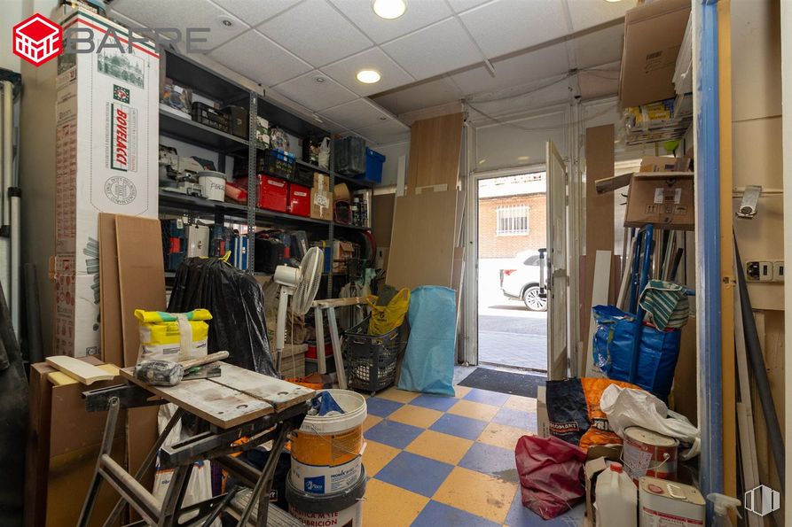 Local en venta en Calle San Raimundo, Tetuán, Madrid, 28039 con ropa, propiedad, interiorismo, estantería, suelo, suelos, madera, estante, ventana y escritorio alrededor