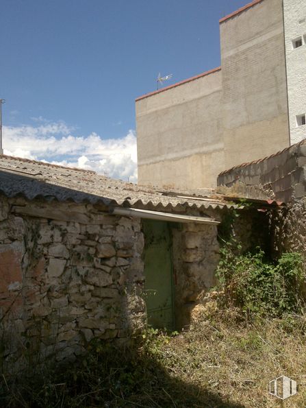 Suelo en venta en Calle Carretas, Guadalix de la Sierra, Madrid, 28794 con edificio, planta, cielo, nube, casa, fachada, paisaje, árbol, muro de piedra y hierba alrededor