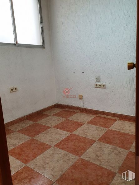 Office for sale at Zona centro, Cuenca, 16002 with window, fixture, wood, interior design, tile flooring, architecture, flooring, floor, wall and wood stain around