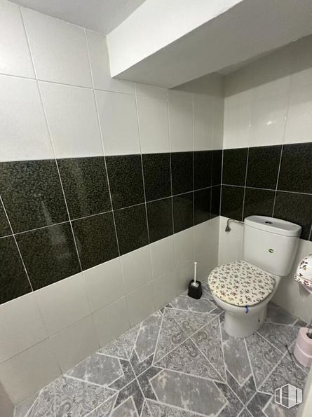 Retail for sale & for rent at Zona centro, Cuenca, 16004 with toilet, building, plumbing fixture, bathroom, interior design, floor, flooring, line, wall and composite material around