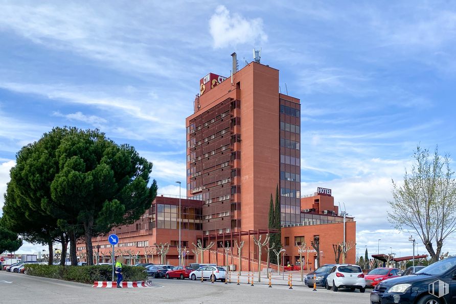 Office for rent at Ctra. Villaverde a Vallecas, 3500, Villa de Vallecas, Madrid, 28053 with car, building, cloud, sky, wheel, vehicle, tire, blue, tree and plant around