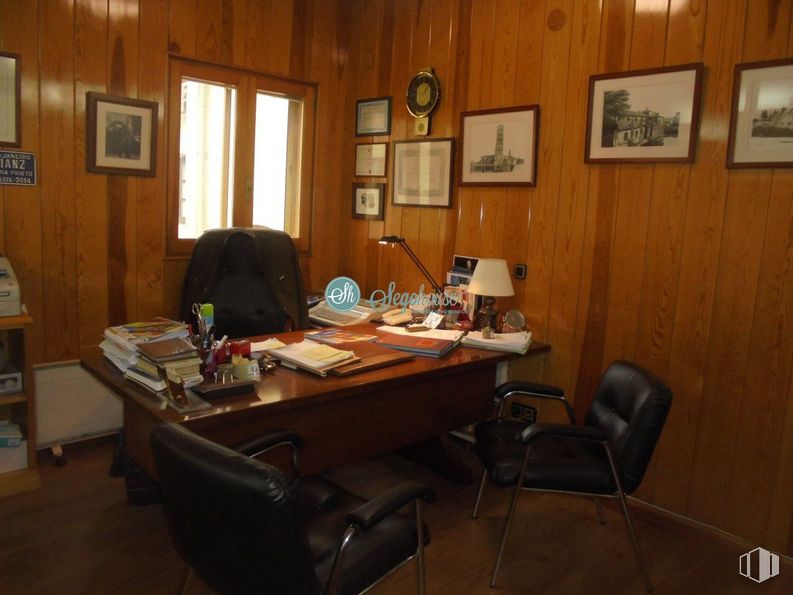 Office for sale at Avenida Acueducto, Segovia, 40001 with chair, picture frame, desk, furniture, table, property, building, window, office chair and wood around