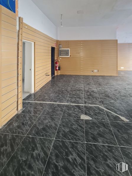 Local en venta en Calle Jabonería, 57, Alcorcón, Madrid, 28921 con alumbrado, puerta, edificio, accesorio, madera, superficie de la carretera, suelo, arquitectura, piso y pared alrededor