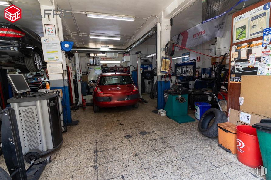 Nave en venta en Calle Juan Pascual de Mena, La Latina, Madrid, 28011 con coche, neumático, rueda, luz de estacionamiento, vehículo, vehículo de motor, neumático de automoción, edificio, diseño automovilístico y iluminación del automóvil alrededor