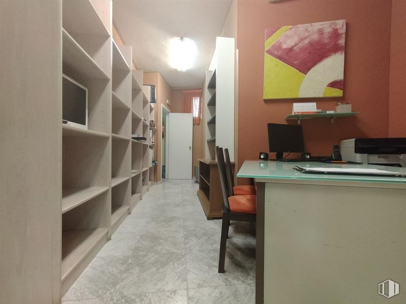 Nave en alquiler y venta en Avenida San Pablo, 31, Coslada, Madrid, 28823 con escritorio, estantería, propiedad, mueble, mesa, silla de oficina, edificio, interiorismo, alumbrado y ordenador personal alrededor