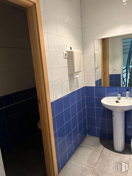 Industrial for sale at Calle Luis I, Villa de Vallecas, Madrid, 28031 with sink, plumbing fixture, mirror, tap, fixture, bathroom, purple, bathroom sink, flooring and floor around