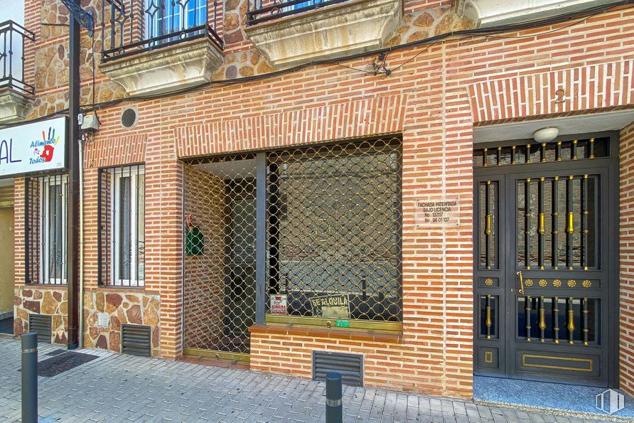 Retail for sale & for rent at Calle Monjas, 2, Illescas, Toledo, 45200 with door, window, building, brickwork, wood, brick, road surface, wall, neighbourhood and shade around