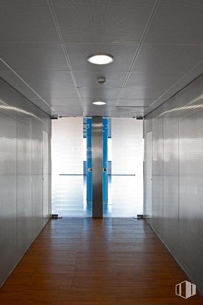 Oficina en alquiler en Torre Indocentro, Calle Retama, 7, Arganzuela, Madrid, 28045 con mediante, edificio, accesorio, madera, gas, material compuesto, piso, vidrio, fachada y azul eléctrico alrededor