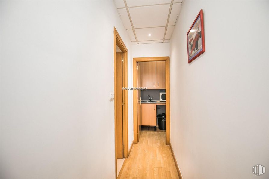 Retail for rent at Barrio de la Universidad, Ávila, 05003 with picture frame, building, wood, door, house, fixture, hall, houseplant, flooring and hardwood around