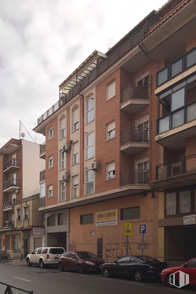 Local en alquiler y venta en Calle Olivares, 7, Talavera de la Reina, Toledo, 45600 con coche, edificio, ventana, neumático, rueda, cielo, propiedad, nube, vehículo y diseño urbano alrededor