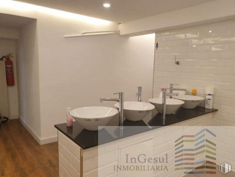 Retail for sale & for rent at Castellana/Salamanca, Salamanca, Madrid, 28006 with sink, bathroom cabinet, plumbing fixture, tap, building, wood, bathroom, interior design, flooring and floor around