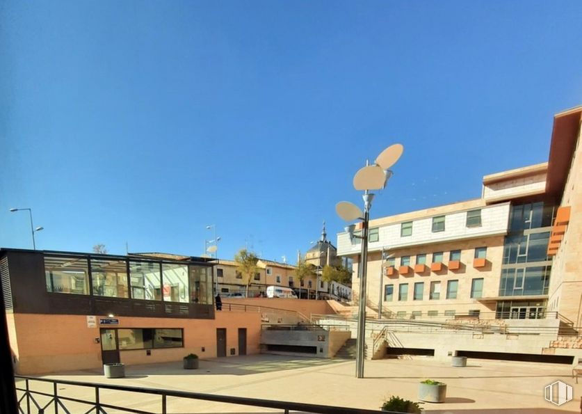 Office for rent at Edificio Curia, Calle Trinitarios, 1, Toledo, 45003 with building, sky, window, street light, shade, urban design, residential area, real estate, city and facade around