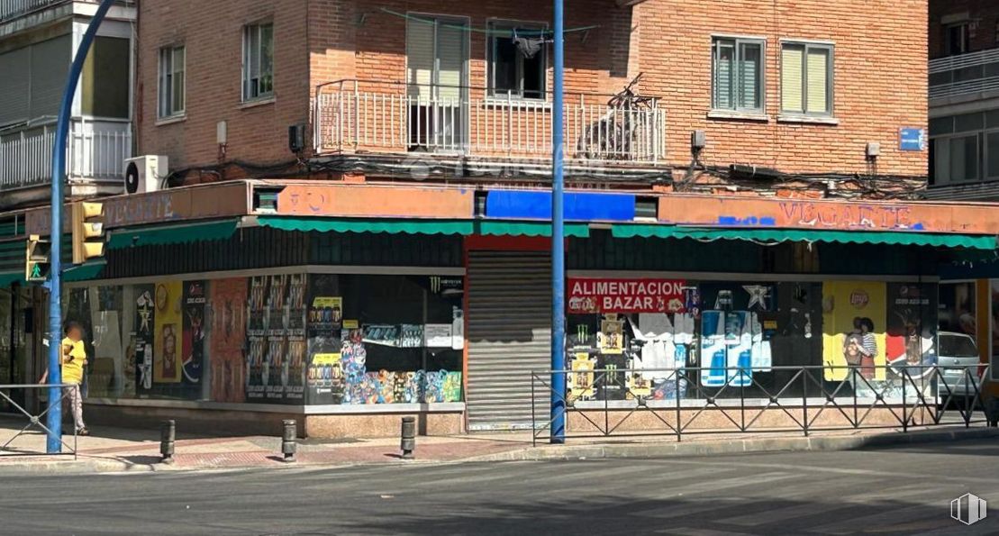 Retail for sale at Barrio San Nicasio - Santos, Leganés, Madrid, 28913 with window, building, infrastructure, shade, awning, facade, city, tints and shades, house and sidewalk around