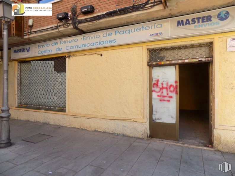 Local en venta en Zona centro, Leganés, Madrid, 28911 con puerta, edificio, fuente, superficie de la carretera, ladrillo, casa, fachada, asfalto, gas y albañilería alrededor