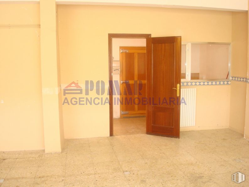 Retail for sale at Calle Hornos Caleros, 48, Ávila, 05001 with building, door, wood, fixture, interior design, amber, floor, flooring, hall and paint around