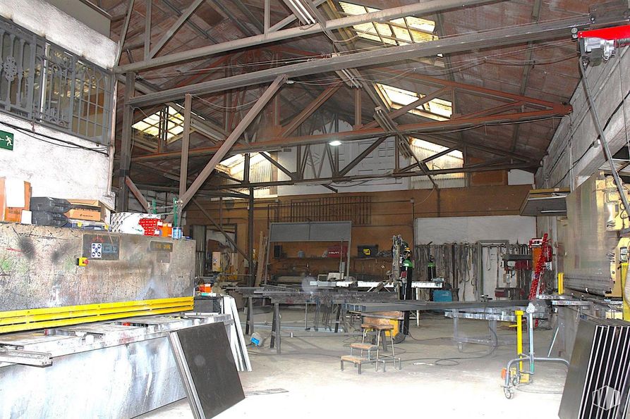 Industrial for sale at Zona Collado Mediano, Collado Mediano, Madrid, 28450 with wood, ceiling, floor, flooring, lighting, furniture, composite material, beam, metal and iron around