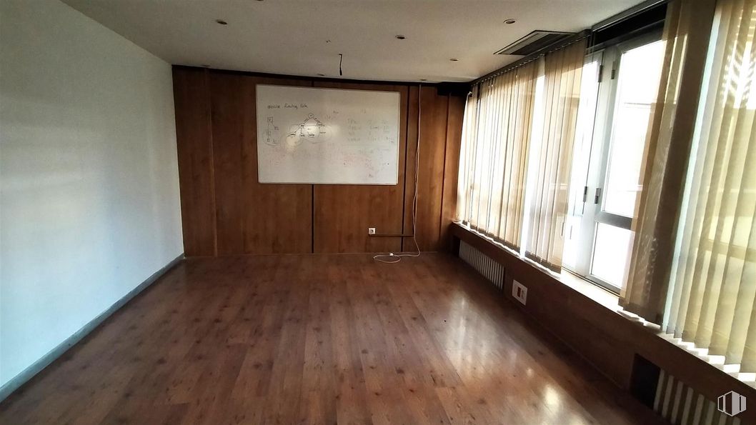 Office for rent at Calle Félix Boix, Chamartín, Madrid, 28036 with window, wood, floor, hall, flooring, hardwood, wood stain, varnish, curtain and plank around