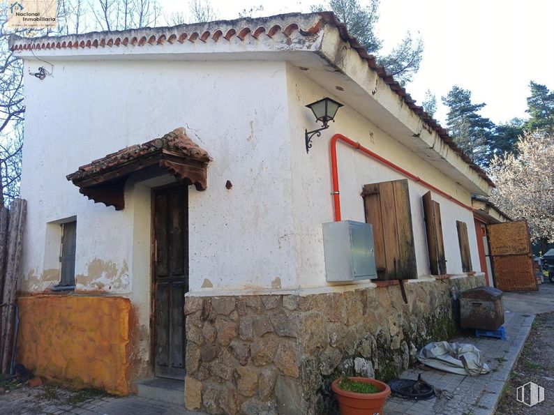 Retail for sale at Zona Collado Hermoso, Collado Hermoso, Segovia, 40170 with window, flowerpot, plant, building, sky, tree, wood, door, houseplant and cottage around