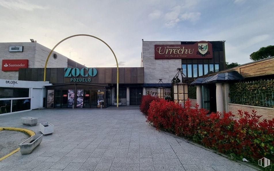 Retail for sale & for rent at Centro Comercial Zoco Pozuelo, Calle Barlovento, 30, Pozuelo de Alarcón, Madrid, 28223 with building, plant, sky, property, cloud, automotive tire, tire, real estate, city and gas around