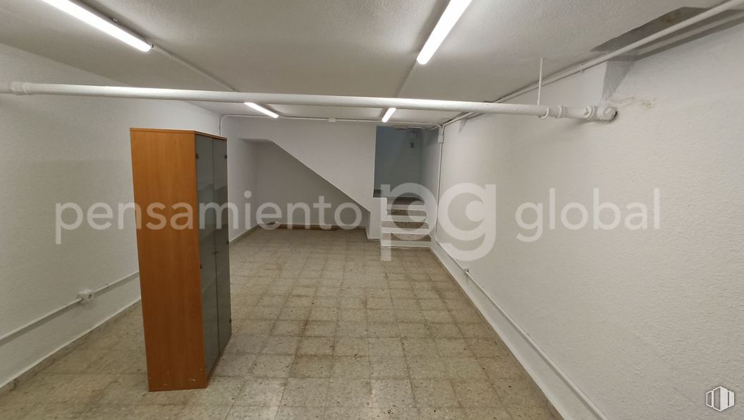 Retail for rent at Calle Olid, 5, Chamberí, Madrid, 28010 with light fixture, lighting, flooring, floor, ceiling, door, apartment, tile flooring, daylighting and plaster around