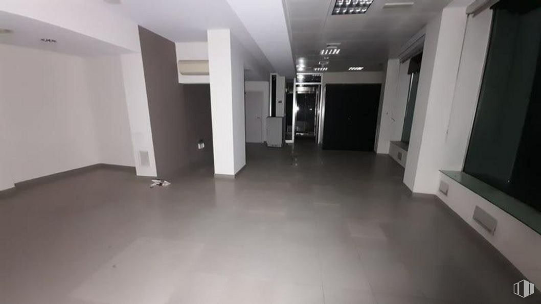 Retail for sale at Calle Infanta Mercedes, Tetuán, Madrid, 28020 with fixture, building, floor, hall, flooring, ceiling, composite material, door, aluminium and room around