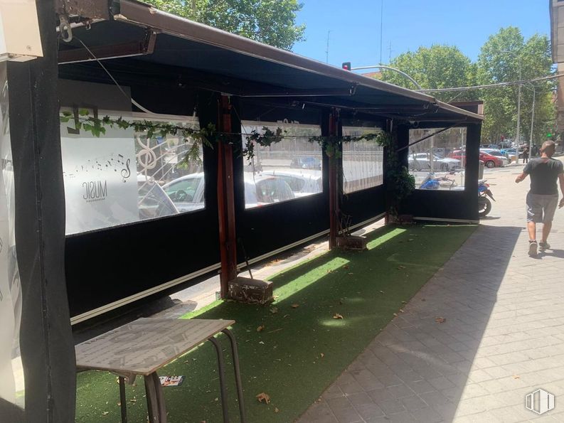 Local en alquiler en Calle Infanta Mercedes, Tetuán, Madrid, 28020 con persona, mesa, sombra, árbol, parada de autobús, edificio, cielo, vehículo, ocio y superficie de la carretera alrededor