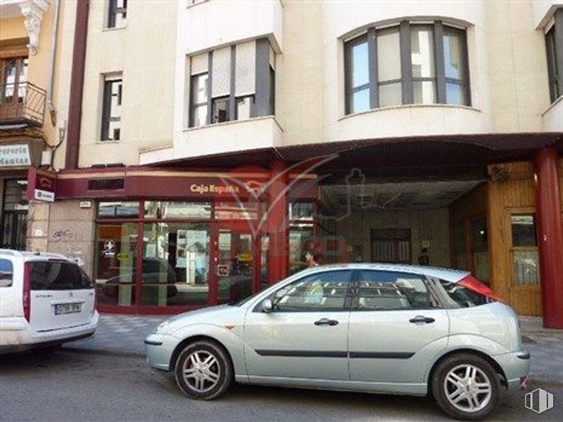 Retail for sale at Calle Carretería, Cuenca, 16002 with wheel, car, window, building, automotive parking light, land vehicle, tire, vehicle, motor vehicle and plant around