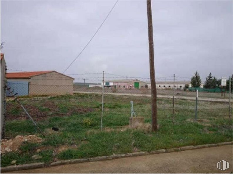 Land for sale at Travesía Abiertas, 5, San Bartolomé de las Abiertas, Toledo, 45654 with house, sky, cloud, plant, land lot, building, tree, electricity, residential area and landscape around