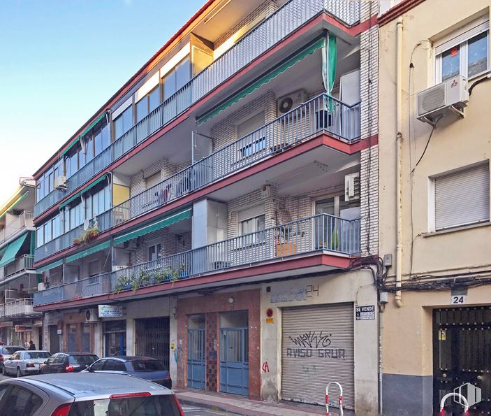 Retail for sale at Calle San José de Calasanz, 25, Getafe, Madrid, 28902 with window, car, building, sky, automotive parking light, vehicle, urban design, neighbourhood, residential area and condominium around