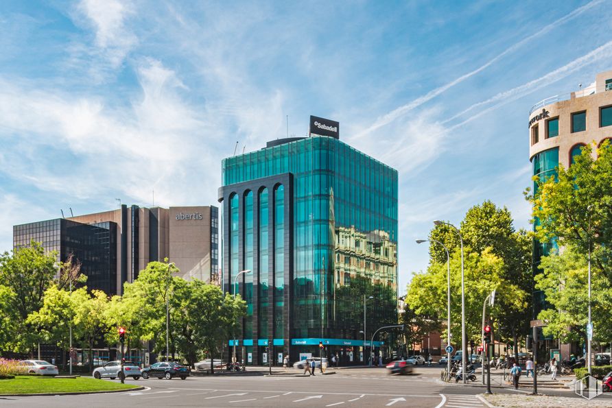 Oficina en alquiler en Paseo Castellana, 41, Chamberí, Madrid, 28046 con edificio, nube, cielo, día, planta, luz de la calle, infraestructura, bloque de torres, coche y árbol alrededor