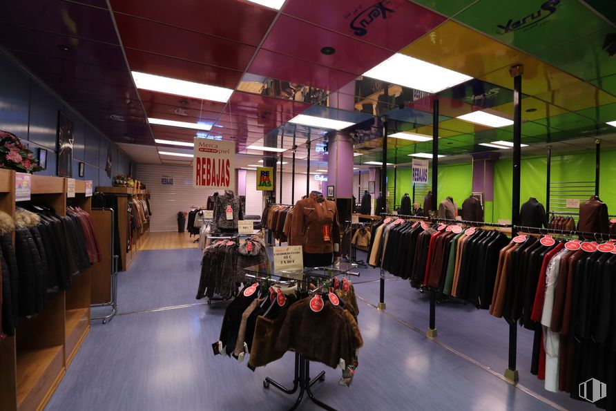 Local en venta en Avenida Fuenlabrada, 92, Humanes de Madrid, Madrid, 28970 con diseño automotriz, línea, silla, percha, diseño de moda, mesa, evento, venta minorista, vehículo de lujo y techo alrededor