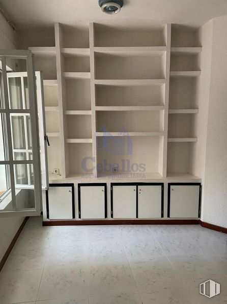 Office for rent at Calle San Roque, Guadalajara, 19002 with bookcase, cabinetry, property, shelf, building, shelving, wood, lighting, door and flooring around