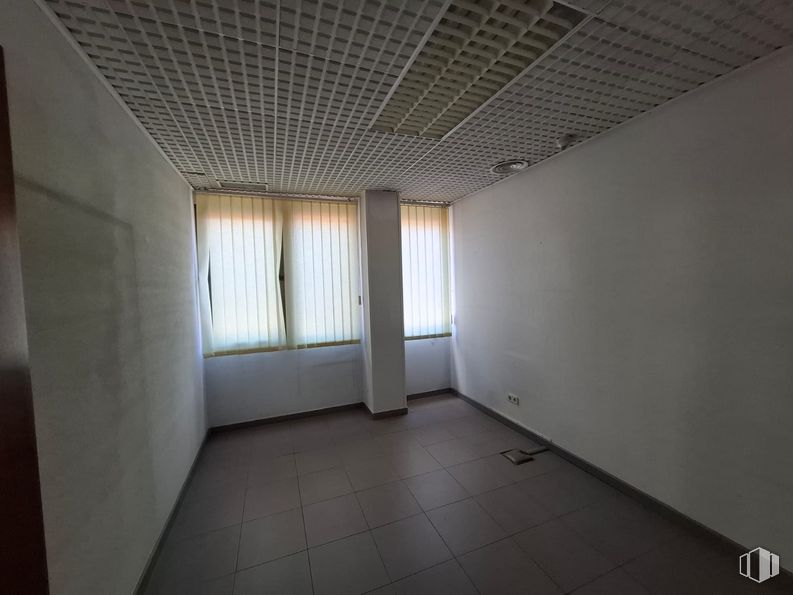 Office for rent at Avenida General Villalba, Toledo, 45003 with window, building, fixture, wood, hall, flooring, floor, house, tints and shades and ceiling around