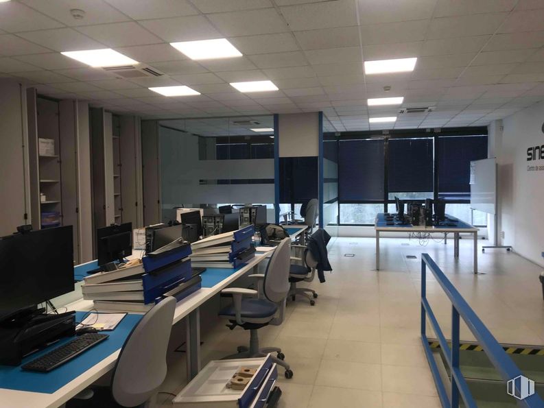 Retail for rent at Zona industrial, Alcobendas, Madrid, 28108 with computer keyboard, computer monitor, chair, desk, table, light fixture, computer, personal computer, office chair and interior design around