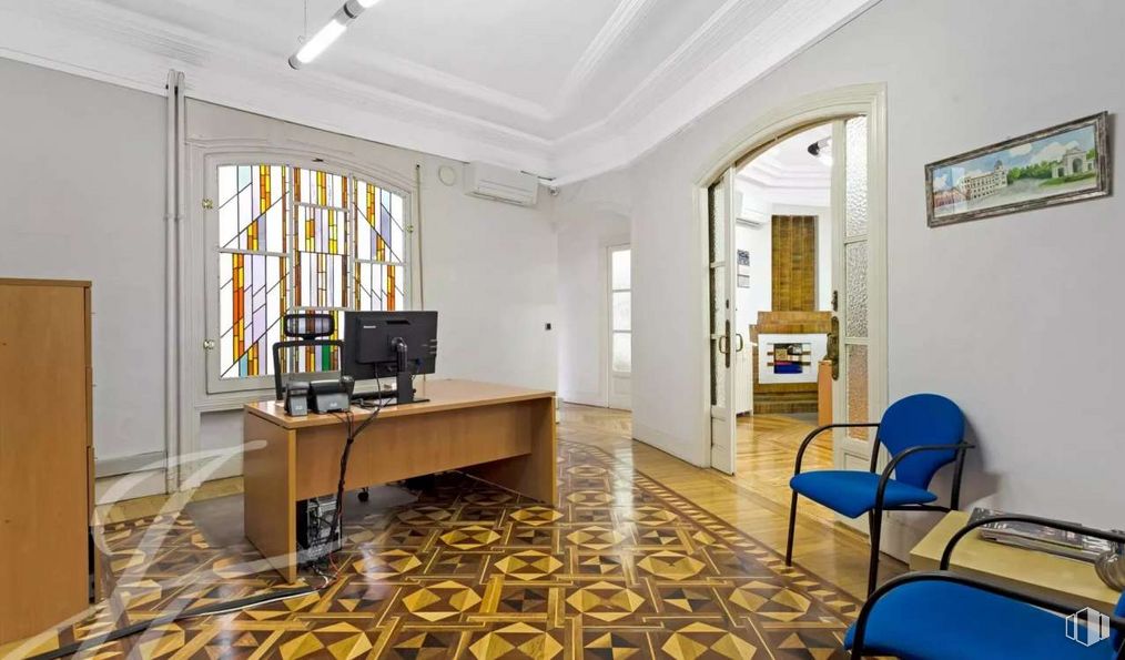 Oficina en venta en Calle Monte Esquinza, Chamberí, Madrid, 28010 con silla, escritorio, marco, pantalla de ordenador, ventana, mesa, mueble, propiedad, edificio y madera alrededor