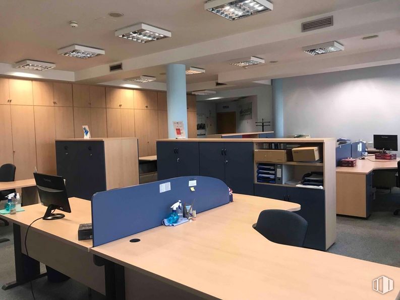 Oficina en alquiler y venta en Zona empresarial, Coslada, Madrid, 28820 con mesa, mueble, propiedad, edificio, silla, alumbrado, escritorio, interiorismo, silla de oficina y proyector lcd alrededor