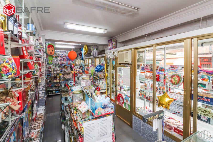 Retail for sale at Calle Gabino Jimeno, Usera, Madrid, 28026 with lighting, interior design, shelf, customer, retail, shelving, market, trade, building and convenience store around