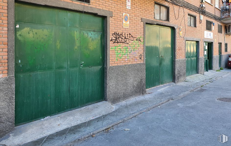 Retail for sale & for rent at Calle Algaba, 5, Carabanchel, Madrid, 28019 with door, window, road surface, fixture, paint, building, asphalt, brickwork, brick and wood around