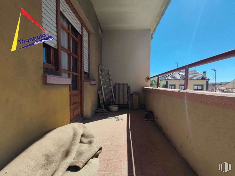 Retail for sale at Calle Tejedores, Segovia, 40004 with window, property, sky, building, interior design, flag, wood, real estate, flooring and house around