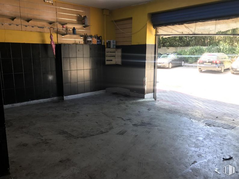 Retail for rent at Calle Jacobinia, 90, Carabanchel, Madrid, 28047 with car, tire, wheel, road surface, asphalt, vehicle, floor, flooring, automotive tire and gas around