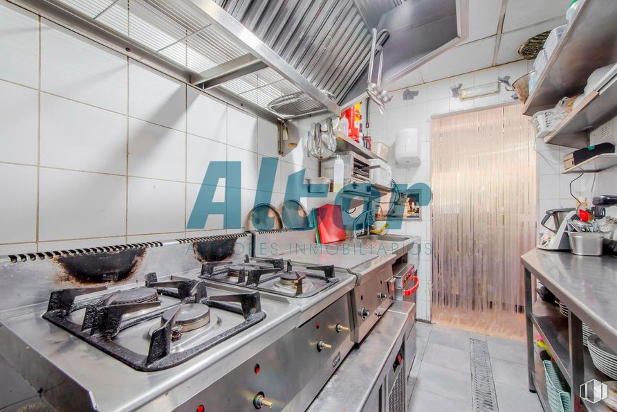 Retail for sale & for rent at Calle Barrilero, Retiro, Madrid, 28007 with kitchen, kitchen appliance, major appliance, countertop, kitchen stove, gas stove, home appliance, stove, sink and cabinetry around