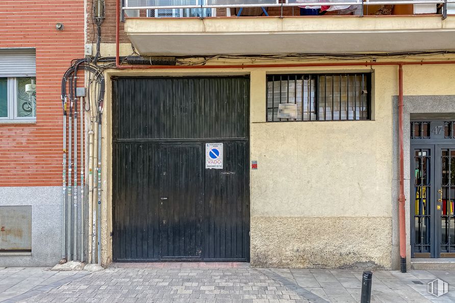 Local en venta en Calle Veza, 47, Tetuán, Madrid, 28029 con puerta, ventana, madera, accesorio, barrio, ladrillo, superficie de la carretera, fachada, albañilería y tintes y sombras alrededor