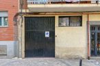 Retail for sale at Calle Veza, 47, Tetuán, Madrid, 28029 with door, window, wood, fixture, neighbourhood, brick, road surface, facade, brickwork and tints and shades around