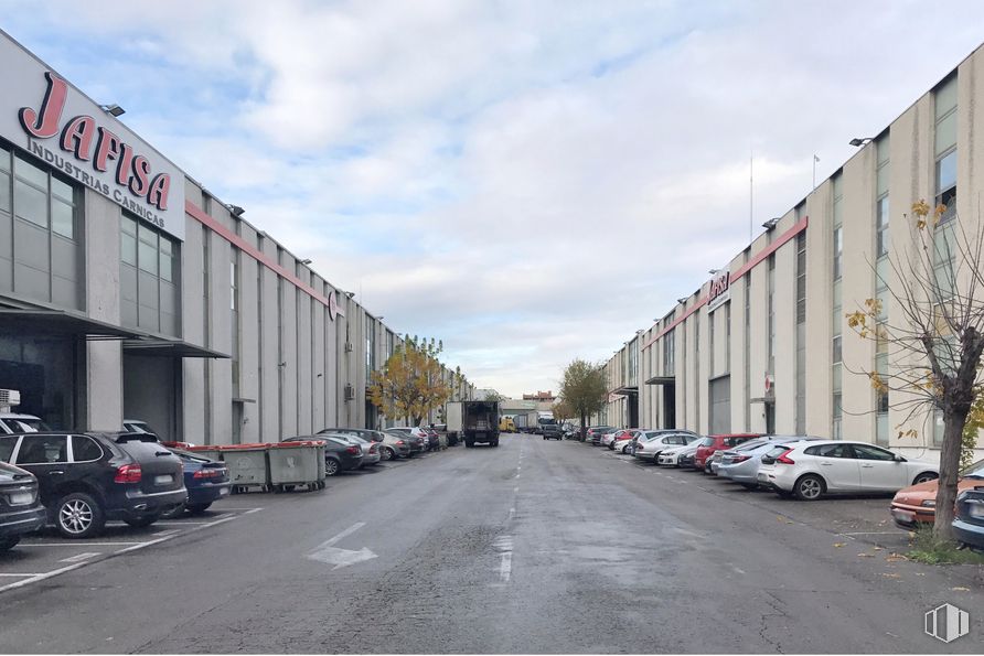 Office for sale at Polígono Marconi, Villaverde, Madrid, 28021 with car, building, wheel, tire, land vehicle, sky, cloud, vehicle, automotive parking light and infrastructure around