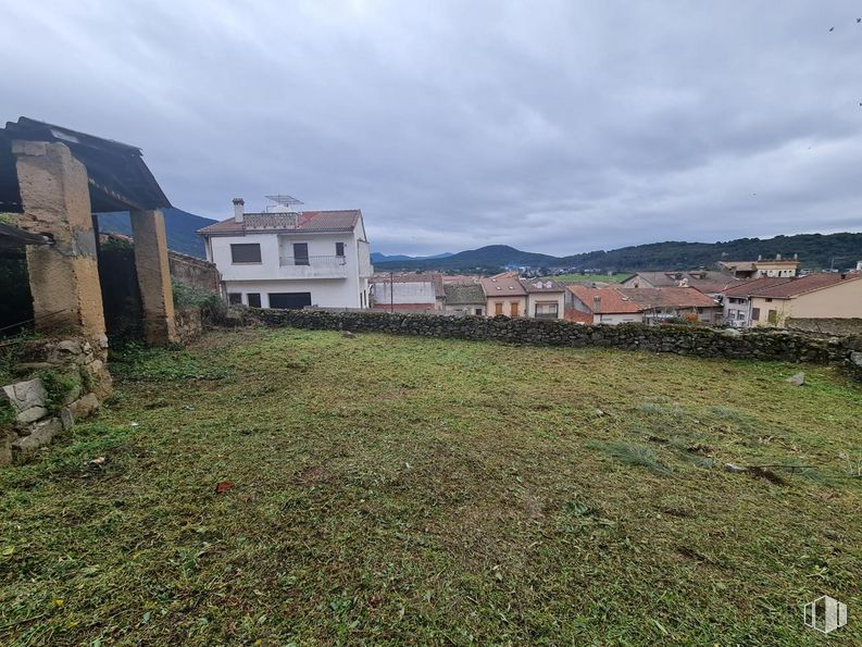 Land for sale at Travesía Torrejón, La Adrada, Ávila, 05430 with house, sky, cloud, building, window, land lot, grassland, grass, plain and plant around